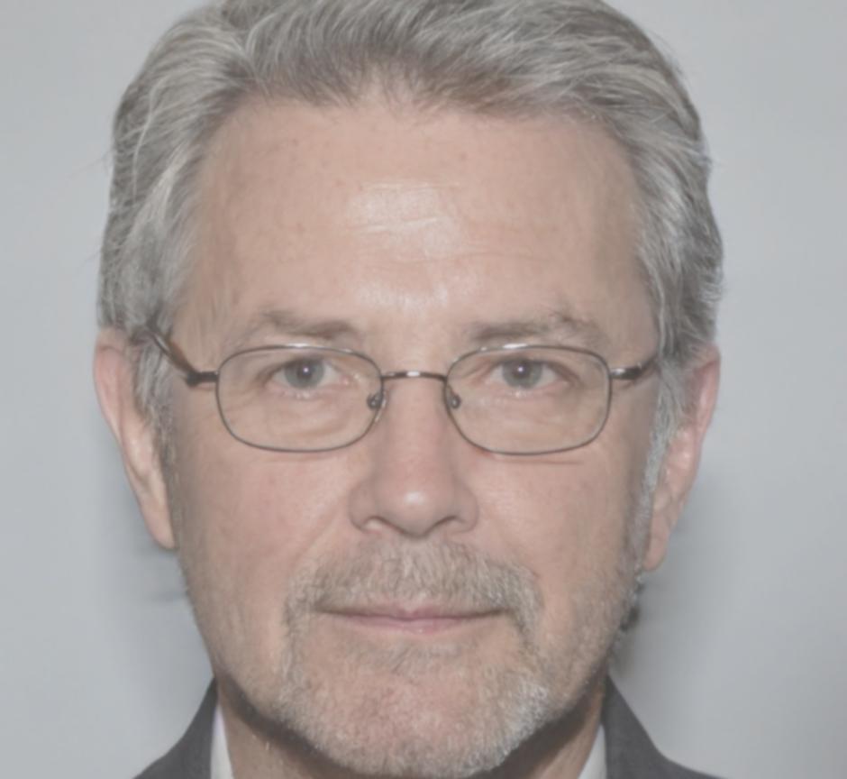 Finanzexperte bei der Vorbereitung von Anlageunterlagen